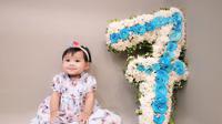 Baby Ameena ulang bulan pada 22 September 2022. Ameena tampak menggemaskan foto di samping karangan bunga membentuk angka 7. (Foto: Instagram/ attahalilintar)