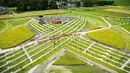 Sejumlah orang menghadiri pembukaan taman berbentuk pita yang didedikasikan untuk para korban pesawat MH17 di Vijhuizen, Belanda, Senin (17/7).Taman yang terdiri atas 298 pohon ini dikelilingi bunga matahari yang mekar setiap Juli (Frank van Beek/ANP/AFP)