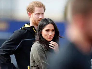 Pangeran Harry dan tunanganya Meghan Markle melihat latihan tim Inggris untuk Invictus Games Sydney 2018 di University of Bath, (6/4). The Invictus Games 2018 akan digelar di Sydney pada 20-27 Oktober. (AP Photo/Frank Augstein)