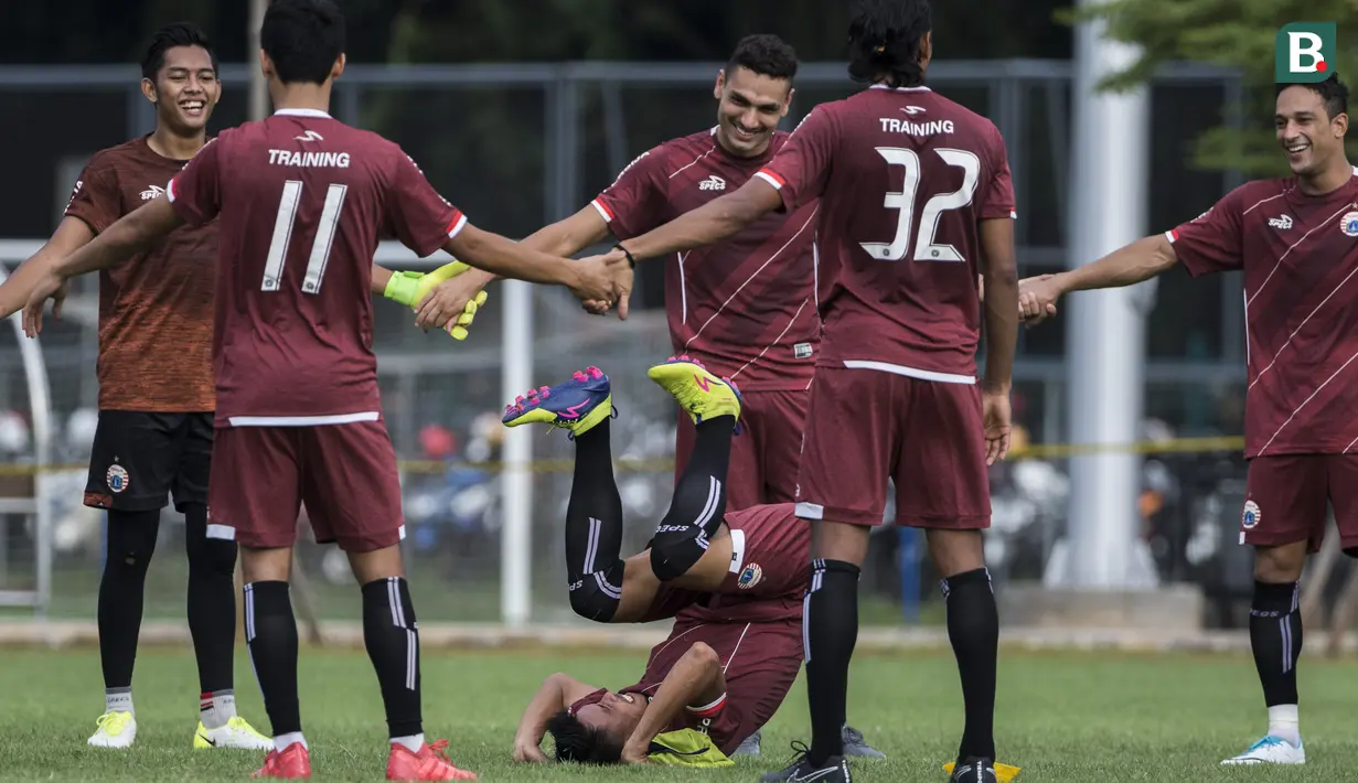 Suasana keceriaan para pemain Persija Jakarta saat latihan di Lapangan ABC, Jakarta, Jumat (30/3/2018). Latihan ini persiapan jelang laga Liga 1 melawan Arema FC. (Bola.com/Vitalis Yogi Trisna)