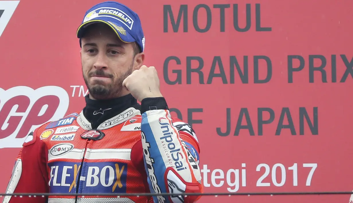 Pebalap Ducati, Andrea Dovizioso, melakukan selebrasi usai mejuarai balapan MotoGP Jepang di Sirkuit Motegi, Minggu (15/10/2017). Andrea Dovizoso menyelesaikan balapan dengan catatan waktu 47 menit 14,236 detik. (AP/Shizuo Kambayashi)