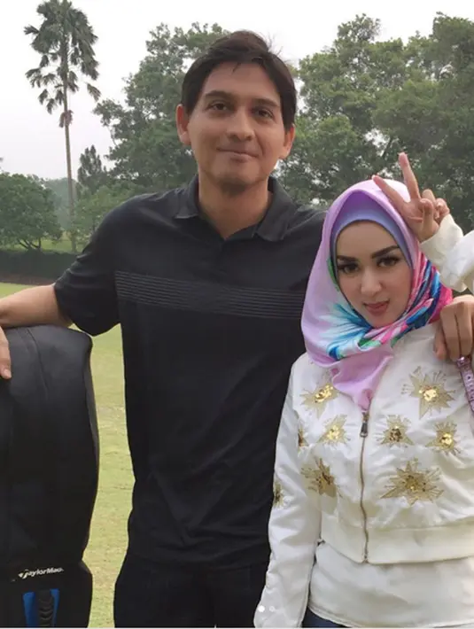 "Saya sangat mencintai suami saya. Tapi kembali lagi ke keputusan suami saya, sebagai istri saya cuma bisa menerima dan berdoa semoga suami saya menjadi pribadi yang lebih baik lagi," ungkap Tiara Dewi. (Instagram/tiaradewireal)