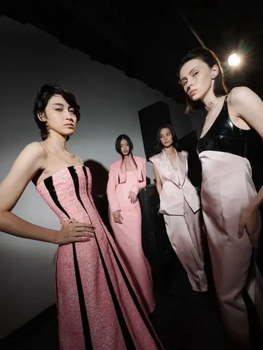 Sebuah refleksi dari dualitas kekuatan keanggunan dan semangat yang harmonis namun magnetis. Busana elegan dengan potongan menawan menjadi bintang utama.  / Foto dok STELLARISSA.