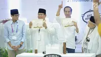 Dua pasang capres-cawapres Prabowo Subianto-Sandiaga Uno dan Joko Widodo-Ma'ruf Amin menunjukan nomor urut peserta Pemilu 2019 di Kantor KPU, Jakarta, Jumat (21/9).  (Liputan6.com/Faizal Fanani)