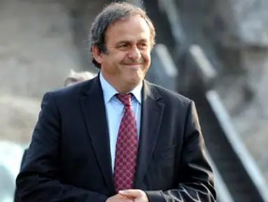 UEFA president Michel Platini smiles as he examines a construction site during a visit on rebuilding Kiev&#039;s stadium Olympiysky on April 15, 2009. AFP PHOTO/ SERGEI SUPINSKY 