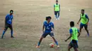 Ryuji Utomo mengontrol bola latihan bersama Munial Sports Group di Stadion Lebak Bulus, Jakarta. Ryuji sempat berfikir untuk melanjutkan kuliah karena konflik sepakbola nasional yang tak kunjung reda. (Bola.com/Vitalis Yogi Trisna)