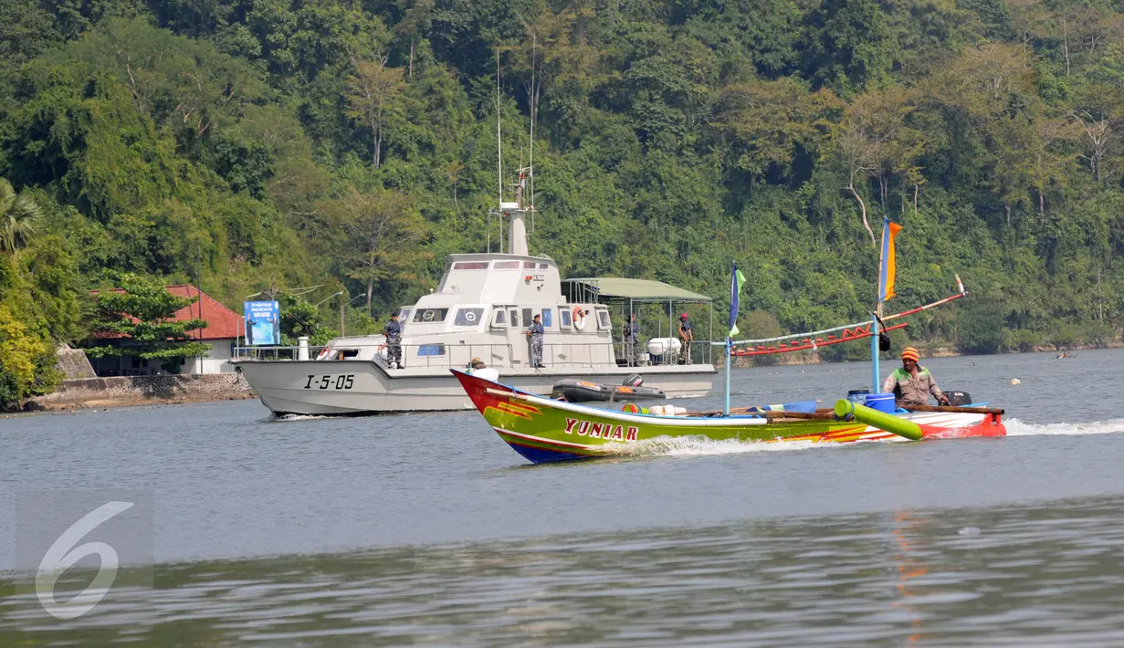 Kapal AL Serayu yang membawa pasukan TNI AL berpatroli di Dermaga Wijayapura, Cilacap, Jateng, Rabu (27/7). Kepolisian Daerah Jawa Tengah menyiagakan 1450 personel untuk pengamanan eksekusi mati tahap III di Lapas Nusakambangan (Liputan6.com/Helmi Afandi)