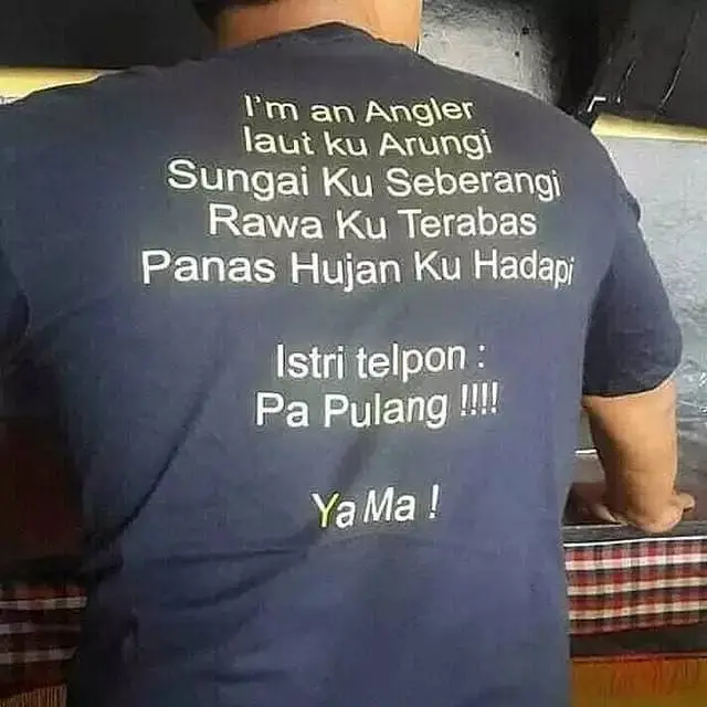10 Potret Tulisan Nyeleneh di Belakang Kaos Ini Bikin Tepuk Jidat