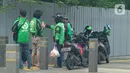 Driver ojek online berbincang di kawasan Jakarta, Jumat (10/4/2020). Peraturan Gubernur DKI Jakarta dalam pelaksanaan PSBB mengatur angkutan roda dua seperti ojek online maupun ojek konvensional dilarang membawa penumpang.  (Liputan6.com/Herman Zakharia)