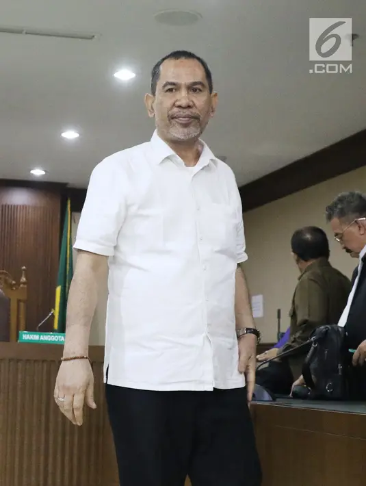 Bupati nonaktif Hulu Sungai Tengah, Abdul Latif usai sidang putusan di Pengadilan Tipikor, Jakarta, Kamis (20/9). Abdul Latif terbukti menerima suap Rp 3,6 miliar yang diberikan oleh Direktur PT Menara Agung Pusaka. (Liputan6.com/Helmi Fithriansyah)