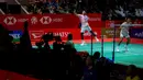 <p>Pebulu tangkis ganada putra Indonesia, Fajar Alfian/Muhammad Rian Ardianto berusaha menjangkau kok pukulan dari pasangan China, Xie Hao Nan/Zeng Wei Han pada laga perempat final Indonesia Masters 2025 yang berlangsung di Istora Senayan, Jakarta, Jumat (24/01/2025). (Bola.com/Bagaskara Lazuardi)</p>