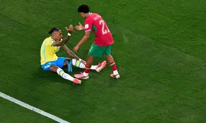 Pemain Brasil Raphinha, kiri, dibantu berdiri oleh pemain Maroko Ayoub Amaimouni setelah laga Grup C Piala Dunia 2026 antara Brasil vs Maroko di East Rutherford, New Jersey, dekat New York, Sabtu, 13 Juni 2026. (AP Photo/Matt Slocum)