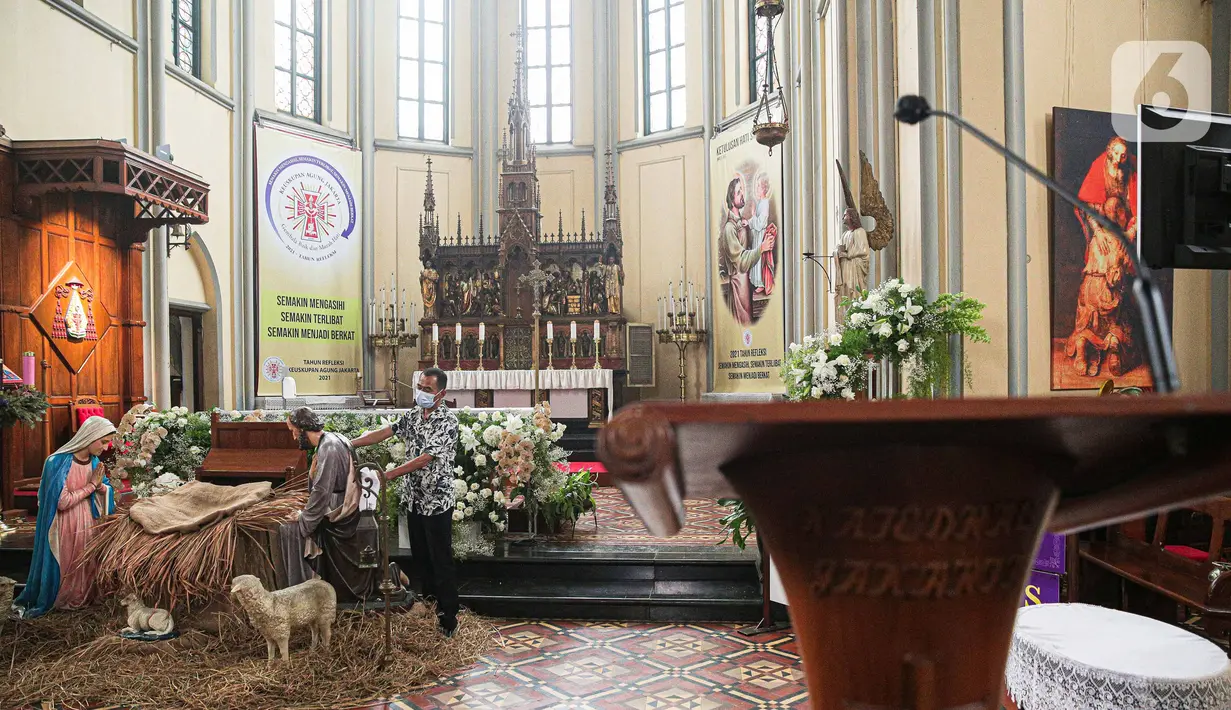Pekerja melakukan persiapan jelang ibadah Natal, di Gereja Katedral, Jakarta, Senin (20/12/2021). Sejumlah persiapan dan pemasangan dekorasi mulai dilakukan pihak Gereja Katedral untuk menyambut misa dan perayaan Natal. (Liputan6.com/Faizal Fanani)