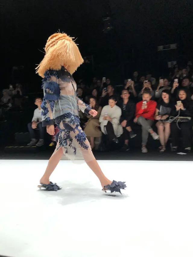 3 desainer indonesia hadirkan koleksi penuh pernyataan di panggung Jakarta Fashion Week 2019