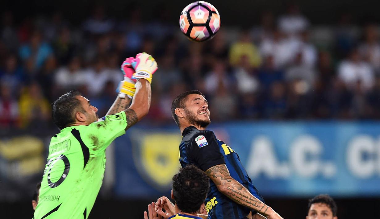 Kapten Inter Milan, Mauro Icardi, melakukan duel udara dengan kiper Chievo, Stefano Sorrentino. Meski kalah Inter lebih menguasai jalannya laga dengan penguasaan bola 60 persen. (AFP/Giuseppe Cacace)