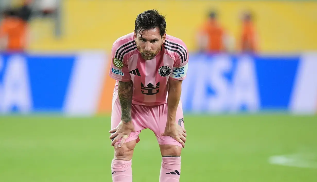 Pemain Inter Miami, Lionel Messi, tampak kecewa setelah gagal mencetak gol ke gawang Al Ahly pada pertandingan pembuka Grup A Piala Dunia Antarklub 2025 di Hard Rock Stadium pada Minggu (15/6/2025). (AFP/Photo by Megan Briggs)