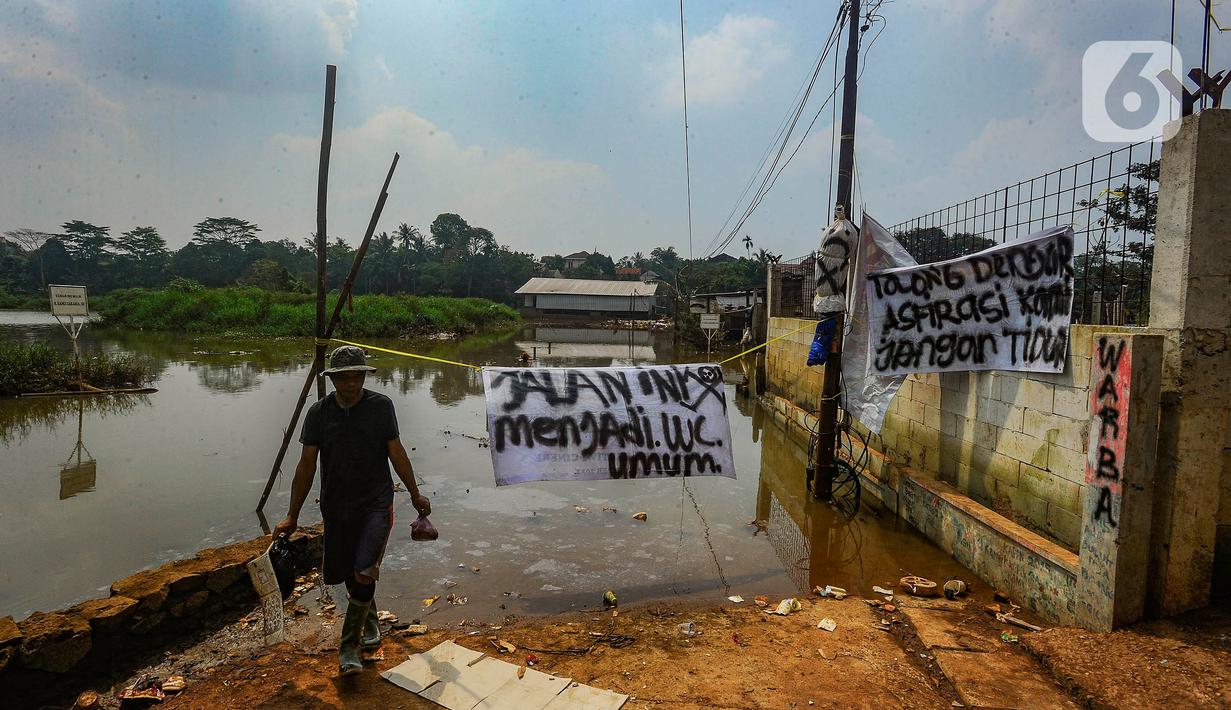 Jalan dan rumah warga terisolir akibat terendam banjir setinggi sekitar satu meter. (merdeka.com/Arie Basuki)