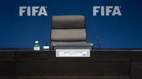 Kursi dan meja tempat Sepp Blatter berada saat rapat FIFA tampak kosong. (EPA/Ennio Leanza)