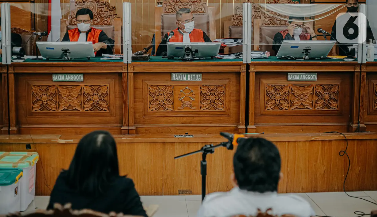 Terdakwa kasus pembunuhan Brigadir Nopriansyah Yosua Hutabarat atau Brigadir J, Ferdy Sambo dan Putri Candrawathi menjalani sidang lanjutan di PN Jakarta Selatan, Selasa (29/11/2022). JPU menghadirkan sembilan saksi dalam persidangan pekan ketujuh kasus pembunuhan Brigadir J dengan terdakwa Ferdy Sambo dan Putri Candrawathi. (Liputan6.com/Faizal Fanani)