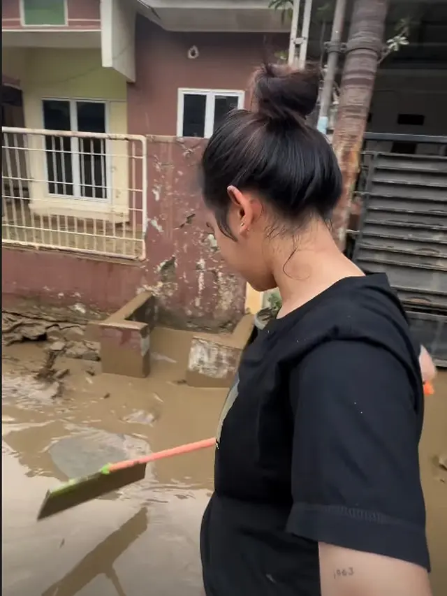 6 Potret Ziva Magnolya Ikut Bantu Bersihkan Lumpur Pasca Banjir, Rumahnya Tidak Terdampak
