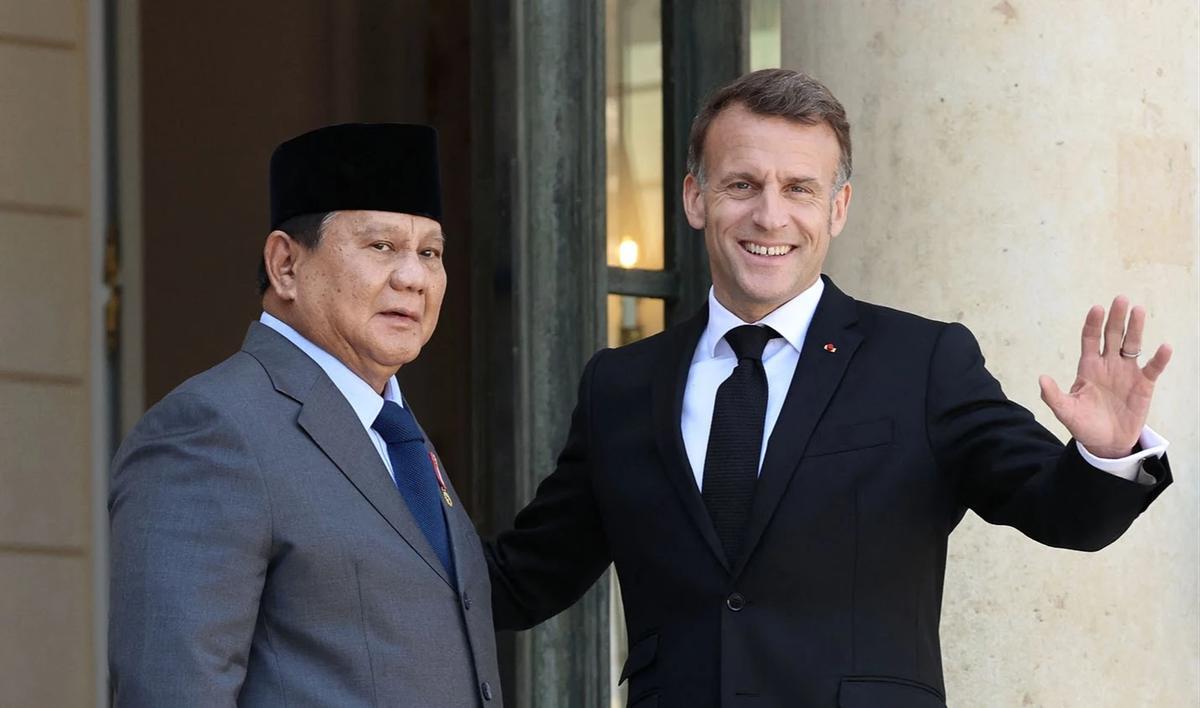 FOTO: Presiden Macron Sambut Hangat Prabowo di Istana Elysee Paris