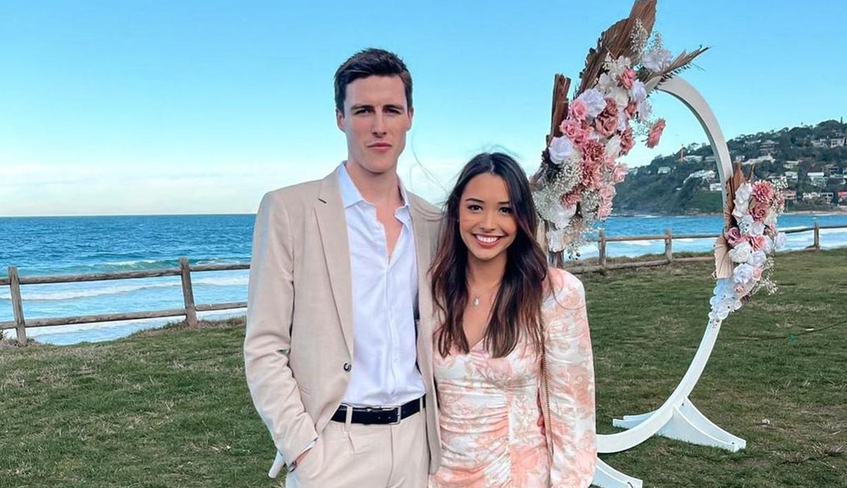 Potret Annisa Rawles dan Nick Hugh hadiri pernikahan sahabatanya di Palm Beach, Sydney, Australia tahun 2022. Didoakan segera menyusul, tak disangka 2 tahun kemudian tepatnya Maret 2024, Annisa dan Nick resmi mengikat janji suci. Kakak Amanda Rawles ini tampil anggun nan simpel dengan floral dress, sementara Nick Hugh gagah dengan setelah jas warna krem. (Liputan6.com/IG/@annisarawles)