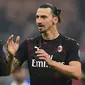 Pemain AC Milan, Rafael Leao dan Zlatan Ibrahimovic, setelah kemenangan 2-0 atas Cagliari (11/1/2020). (AFP/Miguel Medina)