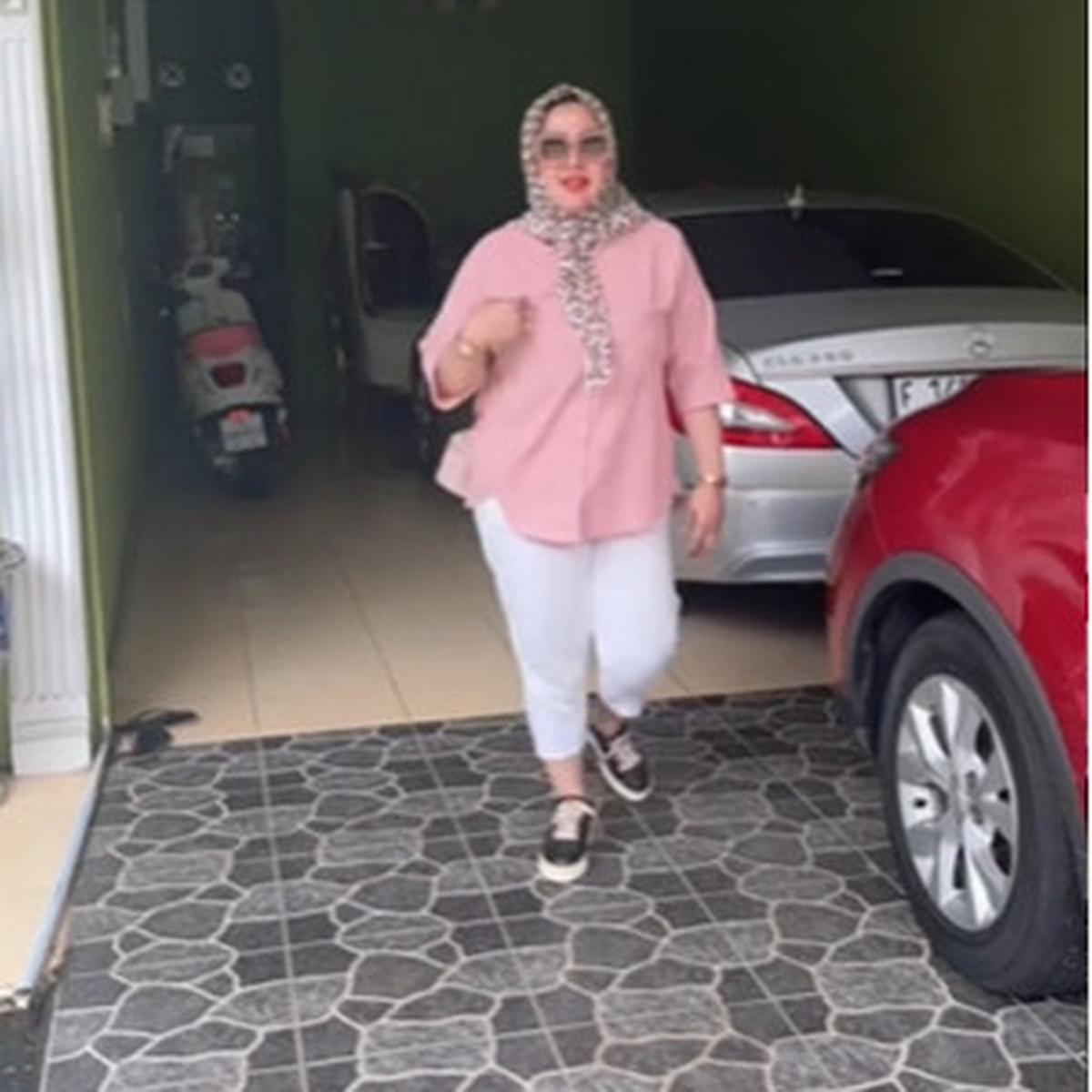 Tak Hanya Cantik, Kades Viral Tertawakan Nasi Kotak Ini Miliki Rumah Mewah dan Mobil Berderet