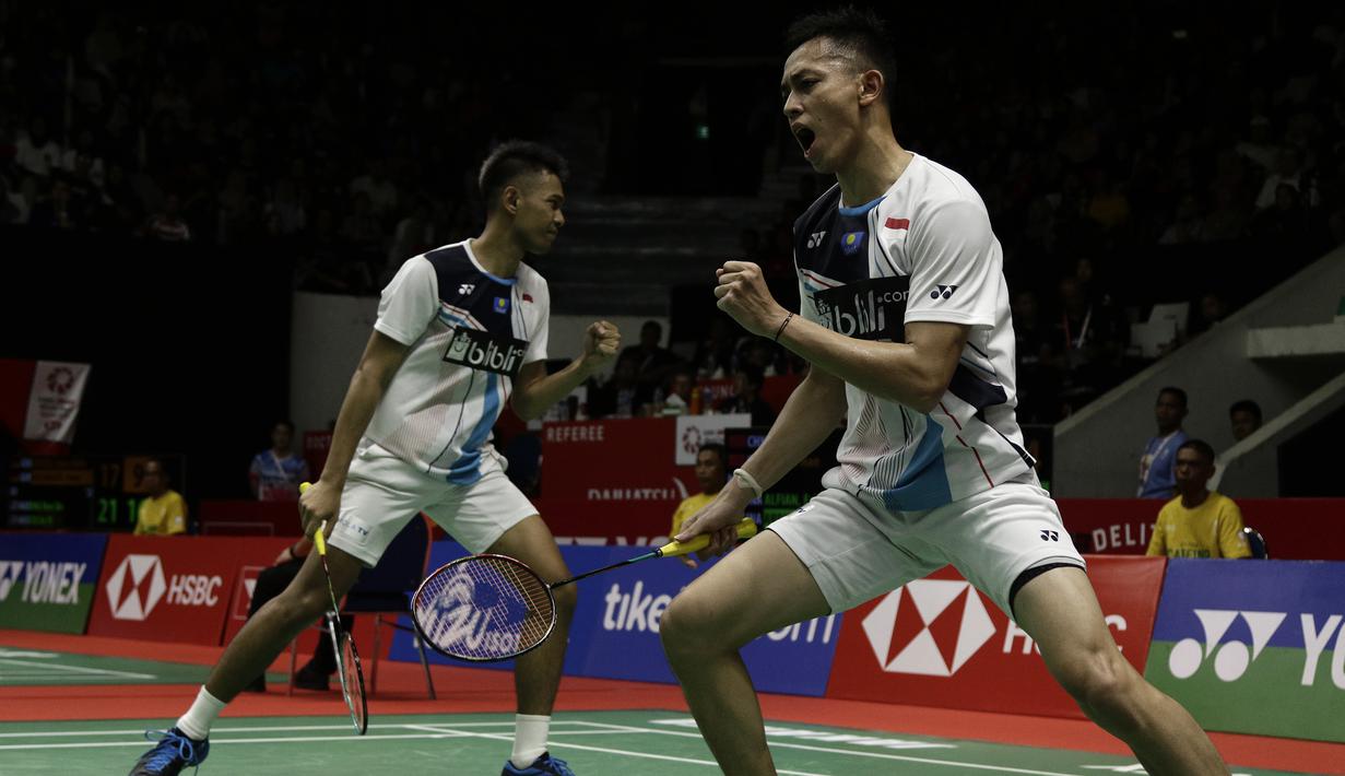 Ganda Putra Indonesia, Fajar Alfian/Muhammad Rian, merayakan kemenangan atas ganda China, Xuan Yi Ou/Zhang Nan, pada laga Indonesia Masters 2020 di Istora, Jakarta, Kamis (16/1). Fajar/Rian unggul 21-10, 12-21 dan 21-19. (Bola.com/Yoppy Renato)