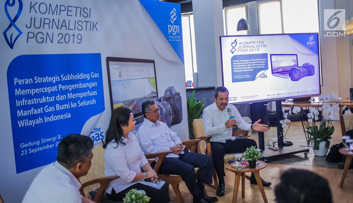 Ketua Dewan Juri Kompetisi Jurnalistik PGN 2019 Primus Dorimulu (kanan) memberi keterangan usai meresmikan peluncuran di Jakarta, Senin (23/9/2019). KJPGN sebagai wujud komitmen perusahaan dalam pengelolaan stakeholder media massa dan isu energi. (Liputan6.com/Faizal Fanani)