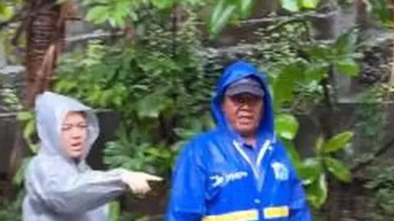 Tina Toon tidak hanya berada di mobil, tapi juga menyusuri kawasan yang sudah tergenang air.<br>