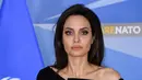 Pesona Angelina Jolie tampak tak pudar meski wajahnya tak tersenyum. (REX/Shutterstock/HollywoodLife)