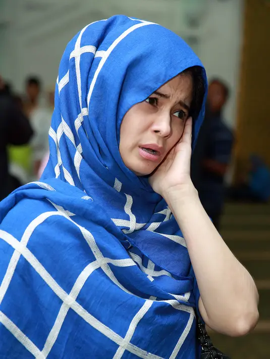 "Tahun ini anak-anak lagi pada sakit. Anak saya ada empat, semuanya lagi pada kena cacar. Jadi saya di rumah nungguin mereka aja," ucap Jihan Fahira di kawasan Kalibata, Jakarta Selatan, Kamis (16/6/2016). (Deki Prayoga/Bintang.com)