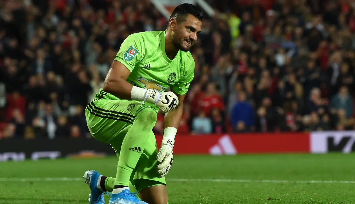 Sergio Romero - Sergio menjadi kiper pelapis David De Gea di Manchester United, tapi bicara kualitas permainan keduanya punya skill yang berimbang. Ia penjaga gawang cadangan terbaik yang pernah dimiliki The Red Devils. (AFP/Paul Ellis)