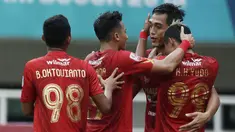 Para pemain Kalteng Putra merayakan gol yang dicetak I Made Wirahadi ke gawang Persita Tangerang pada laga Liga 2 di Stadion Pakansari, Jawa Barat, Selasa (4/12). Kalteng menang 2-0 atas Persita. (Bola.com/M. Iqbal Ichsan)