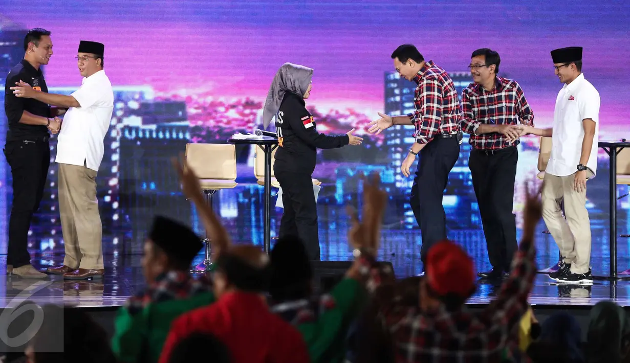 Usai Debat Cagub DKI Jakarta putaran ketiga para paslon Pilkada DKi saling bersalaman dan berpelukan, Jakarta, Jumat (10/2). Debat ke-3 ini mengangkat tema masalah kependudukan dan peningkatan kualitas hidup masyarakat.(Liputan6.com/Faizal Fanani)