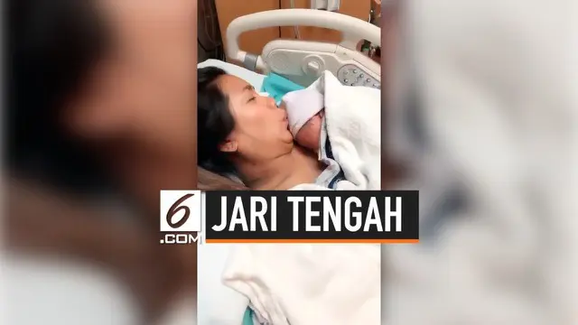Aksi lucu dilakukan seorang bayi yang baru lahir saat akan dipeluk ibunya pertama kali. Ia malah menunjukkan jari tengah pada ayahnya sendiri.