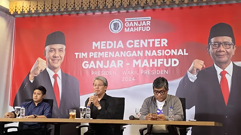 Deputi Hukum Tim Pemenangan nasional (TPN) Ganjar-Mahfud, Todung Mulya Lubis, saat jumpa pers di Media Center TPN Ganjar Mahfud, Jakarta Pusat, Selasa (21/11/2023). (Liputan6.com/Muhammad Radityo Priyasmoro)