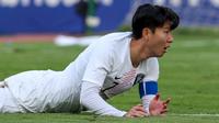 Son Heung-min. Pemain sayap Tottenham Hotspur ini telah menjabat kapten Timnas Korea Selatan sejak 2018. Taegeuk Warriors dibawanya menyingkirkan Jerman di fase grup Piala Dunia 2018 usai menang 2-0. Total telah mengoleksi 94 caps dengan mencetak 29 gol sejak debutnya pada 30 Desember 2010. (AFP)