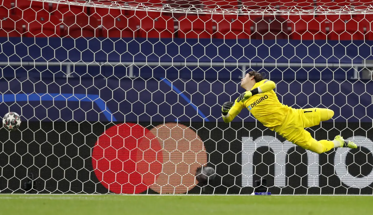 Kiper Borussia Moenchengladbach, Yann Sommer kebobolan gol pertama dari tendangan gelandang Manchester City, Kevin De Bruyne dalam laga leg kedua babak 16 besar Liga Champions 2020/2021 di Puskas Arena, Budapest, Selasa (16/3/2021). Gladbach kalah 0-2 dari Manchester City. (AP/Lazlo Balogh)