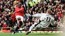 Dwight Yorke. Striker yang selama 4 musim membela Manchester United (1998/1999 - 2001/2002) ini mengoleksi 3 kali hattrick di Liga Inggris bagi MU dari total 48 gol. Hattrick terakhir dibuat pada pekan ke-28 musim 2000/2001, 25 Februari 2001 ke gawang Arsenal. (AFP/Robin Parker)