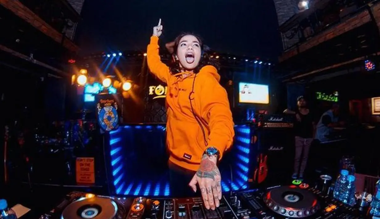 <p>Seperti diketahui DJ, merupakan profesi yang dekat dengan dunia malam. [Foto: Instagram Sheila Marcia]</p>