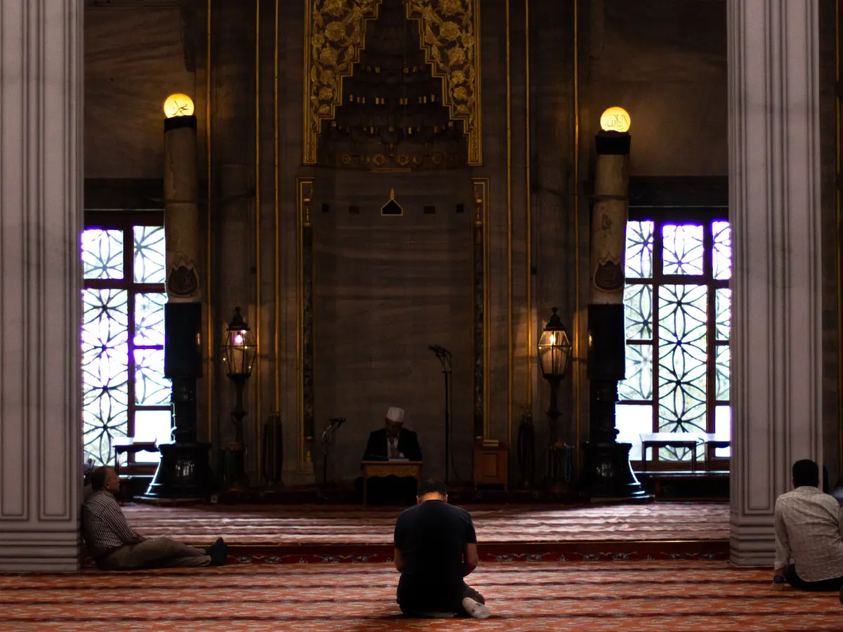 7 Arti Mimpi Sholat Di Masjid Yang Menandakan Datangnya Keberkahan -  Lifestyle Fimela.com