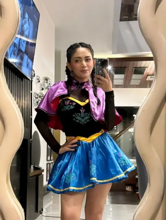 Hadir pula Rachel Vennya yang menjelma jadi Anna dengan mini dressnya. [@rachelvennya]