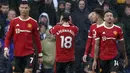 Gelandang Manchester United, Bruno Fernandes (tengah) berselebrasi setelah mencetak gol ke gawang Leeds United pada pertandingan lanjutan Liga Inggris di Stadion Elland Road di Leeds, Inggris, Minggu (20/2/2022). MU menang atas Leeds United 4-2. (AP Photo/Jon Super)
