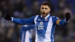 Kapten Espanyol, David Lopez, merayakan kemenangan atas Real Madrid pada laga La Liga di Stadion RCDE, Barcelona, Selasa (27/2/2018). Espanyol menang 1-0 atas Real Madrid. (AFP/Josep Lago)