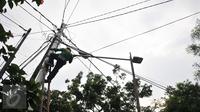 Pekerja Dinas Perindustrian dan enegi kecamatan Kebayoran Baru zona 2 mengganti lampu jalan di Jalan Langsat, Jakarta, Kamis (12/11). (Liputan6.com/Gempur M Surya)