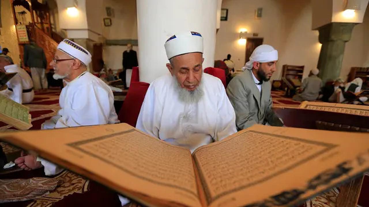 Unik, Tadarus dengan Al-Quran Berukuran Besar di Yaman