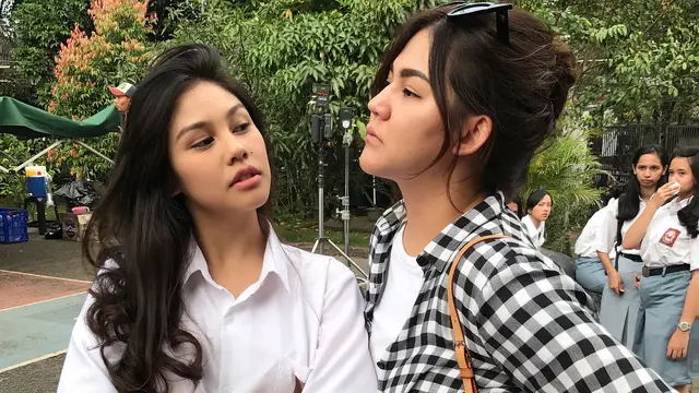 [Bintang] Kompak Gemesin, Begini Gaya OOTD Keren Sissy Priscillia dan Vanesha Prescilla