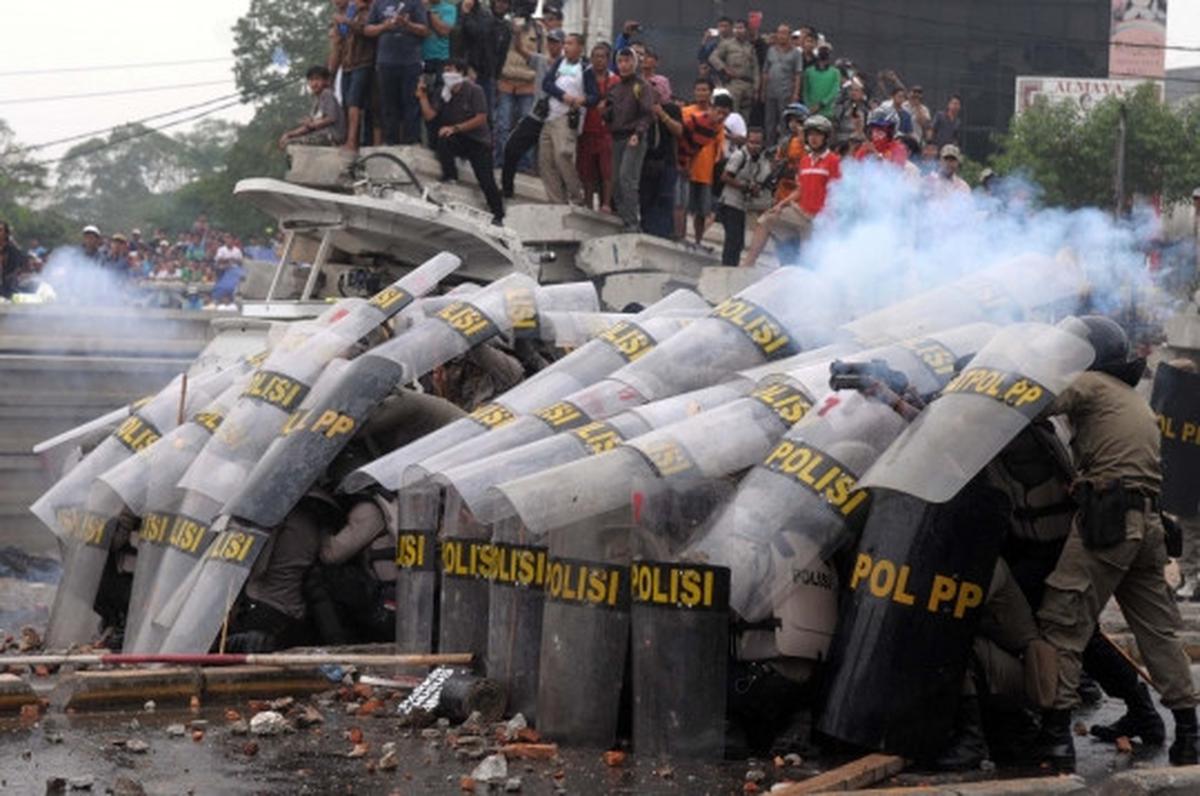 Amukan ratusan warga Kampung Pulo lawan Satpol PP dan polisi